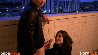 Няшка на балконе пососала у гопника и приняла его кончу в маленький ротик