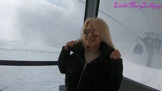 Блондинка отсасывает член бойфренду на горнолыжном курорте