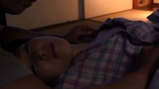 Зрелая азиатка на полу отсосала сыну до камшота в рот