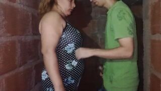 Выебал в сарае толстую соседку в платье